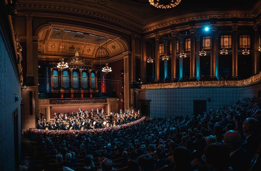 Semyon Bychkov conducts the Czech Philharmonic in the Rudolfinum &copy; Petr Chodura
