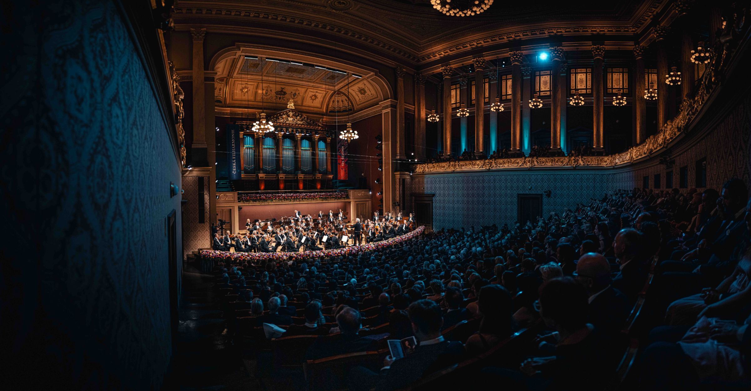 Semyon Bychkov conducts the Czech Philharmonic in the Rudolfinum &copy; Petr Chodura