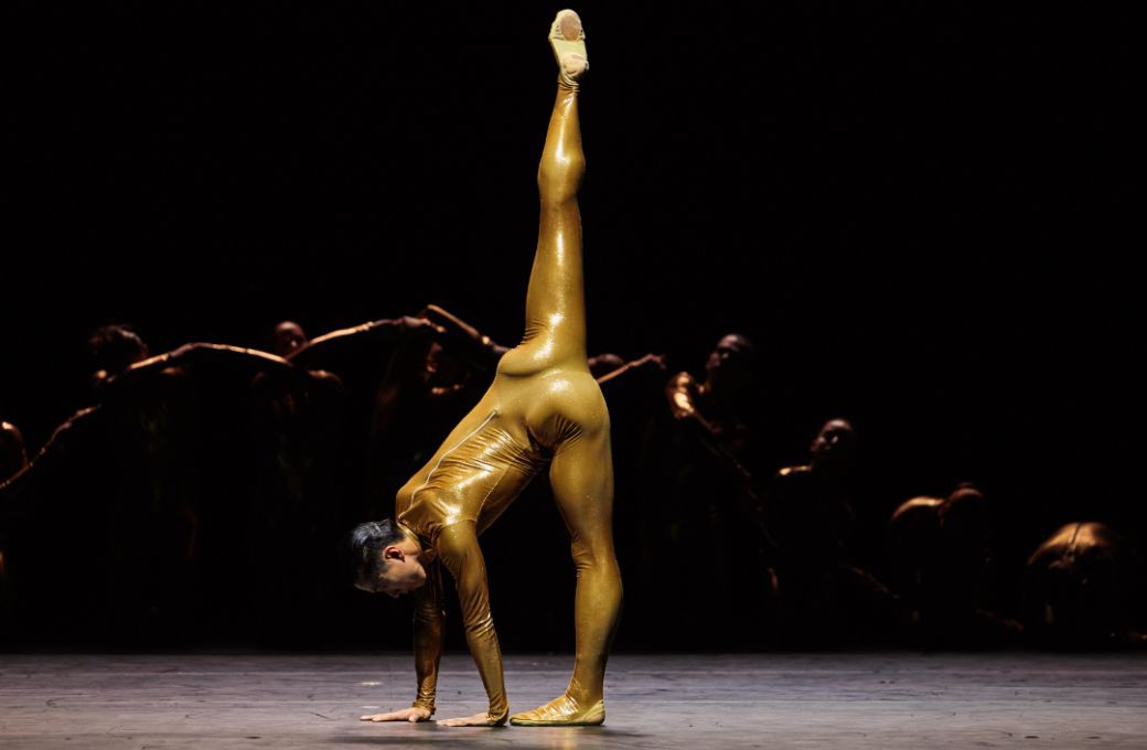 Wei Wang in Aszure Barton’s <i>Mere Mortals</i> © Andrew Perry/Edinburgh International Festival