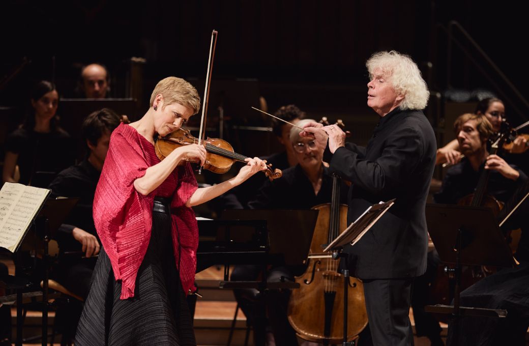 Isabelle Faust und Sir Simon Rattle mit dem Freiburger Barockorchester &copy; Fabian Schellhorn
