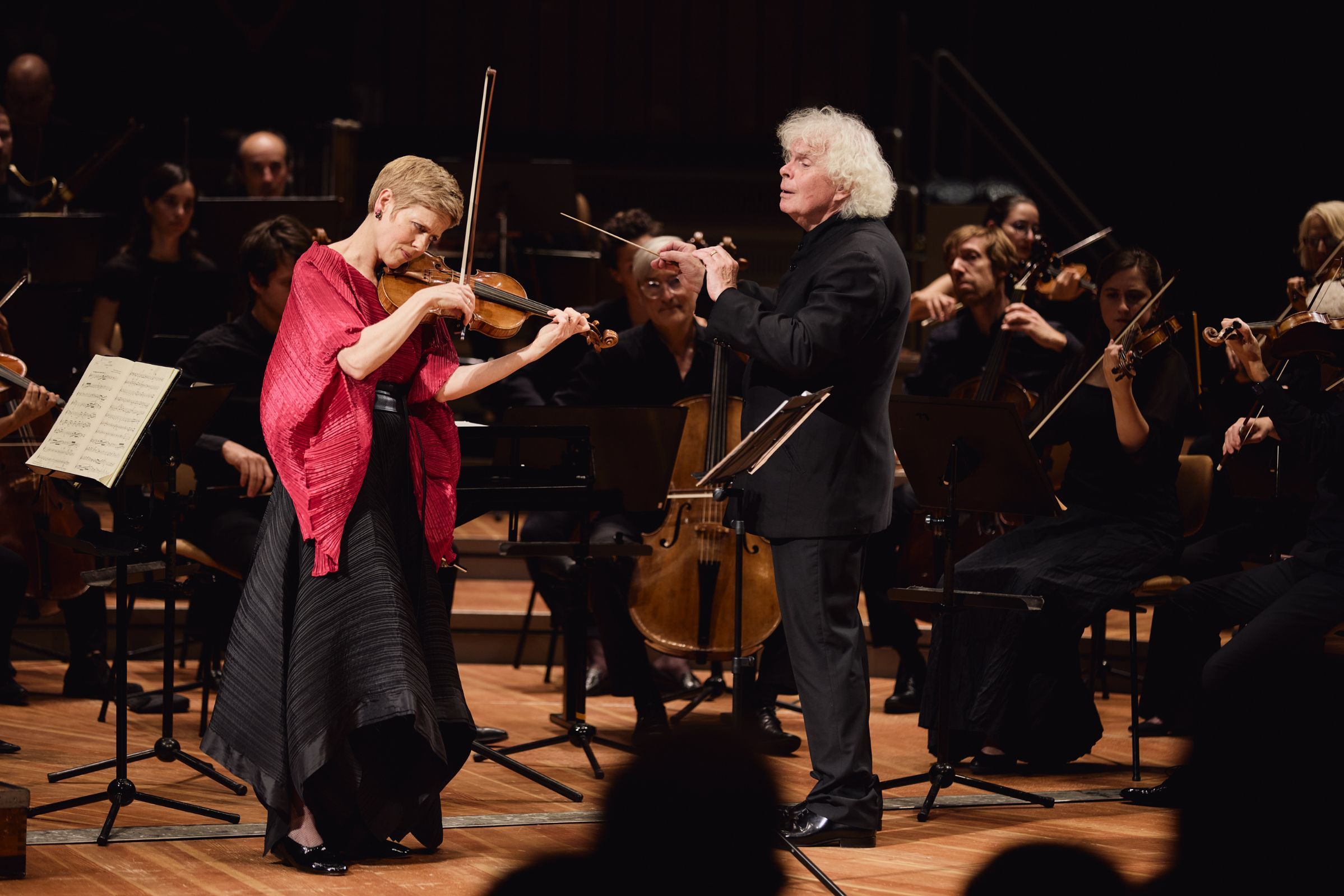 Isabelle Faust und Sir Simon Rattle mit dem Freiburger Barockorchester &copy; Fabian Schellhorn