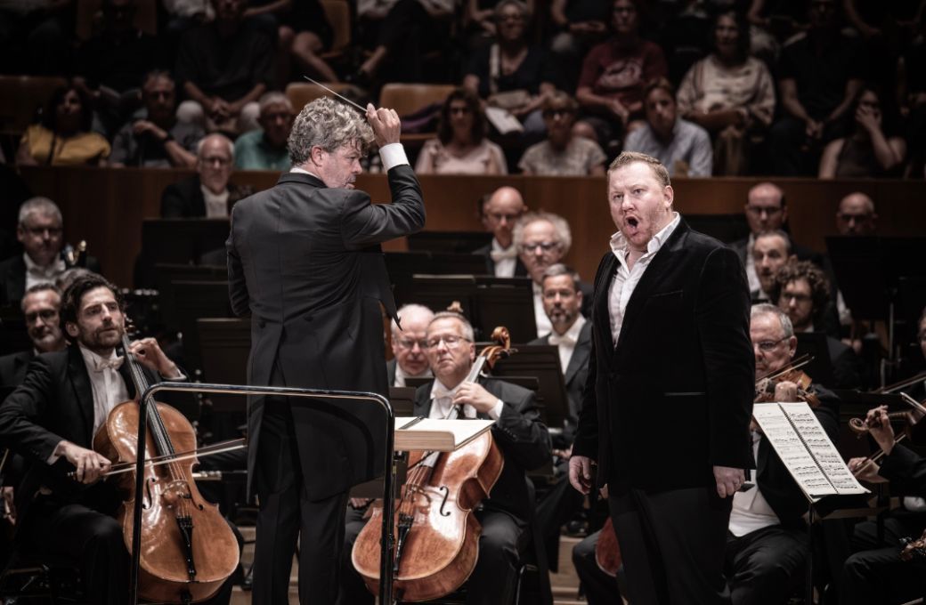 Pablo Heras-Casado, Nicholas Brownlee y la Orquesta del Festival de Bayreuth &copy; Foto Live Music Valencia