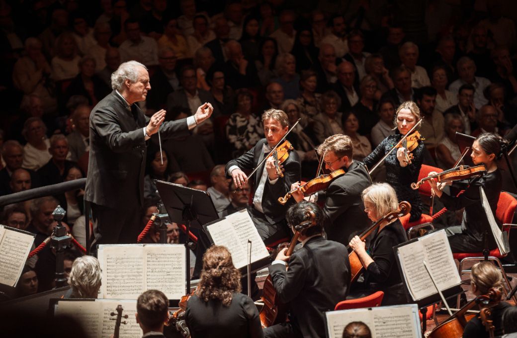 Manfred Honeck conducts the Pittsburgh Symphony Orchestra &copy; Jessie Kamp