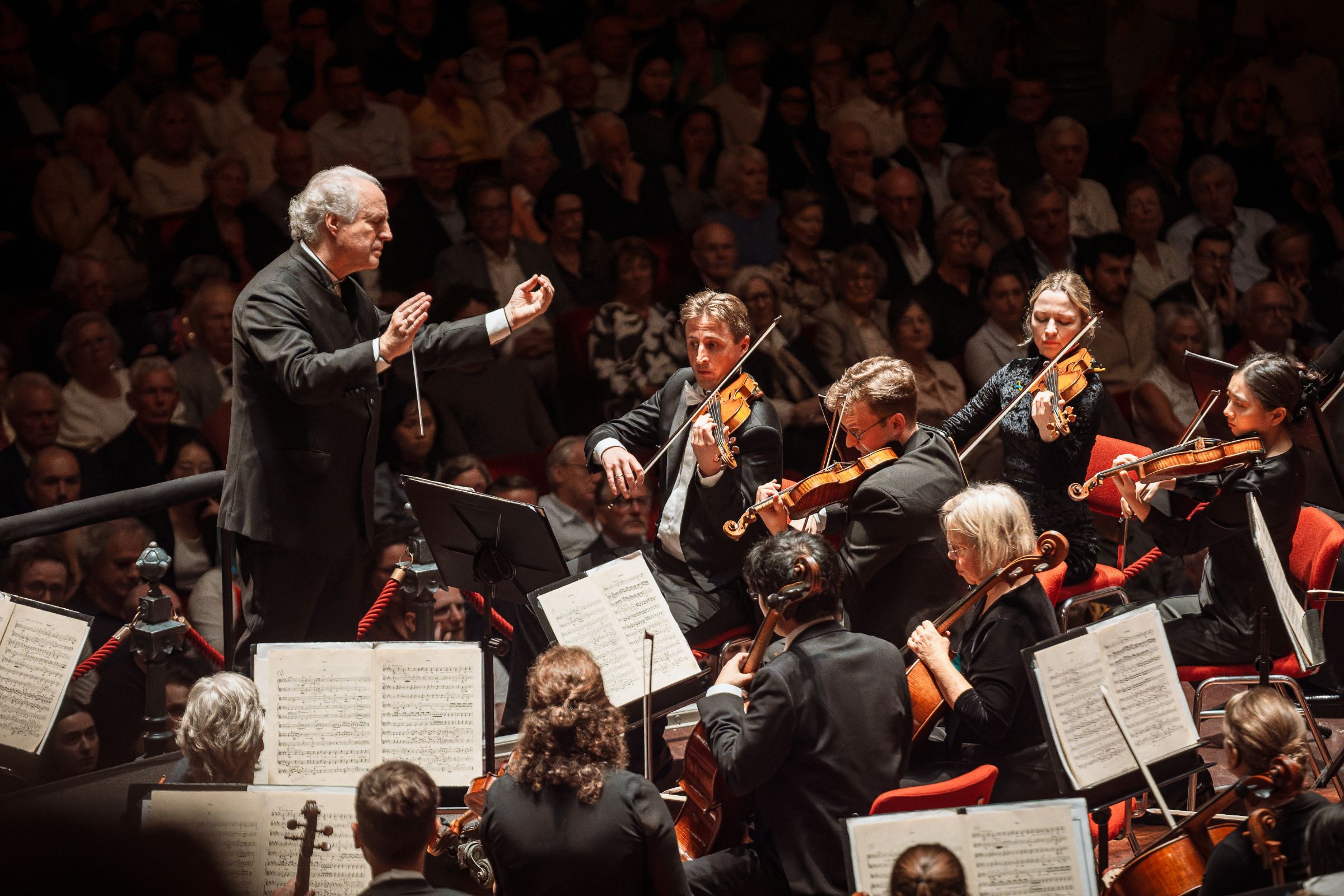 Manfred Honeck conducts the Pittsburgh Symphony Orchestra &copy; Jessie Kamp