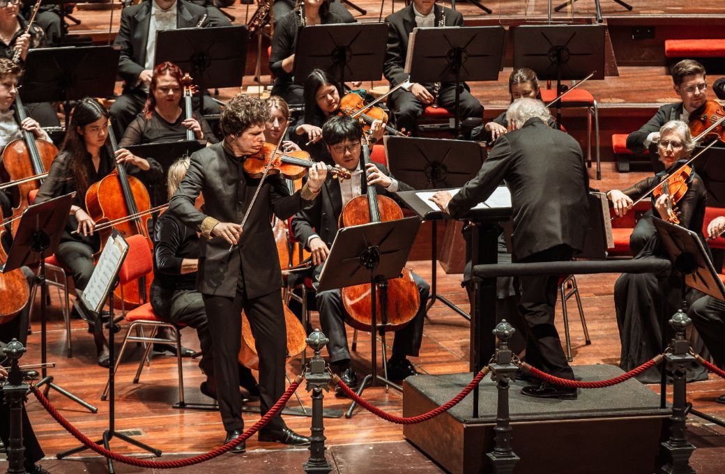 Augustin Hadelich, Manfred Honeck and the Pittsburgh Symphony Orchestra &copy; Jessie Kamp