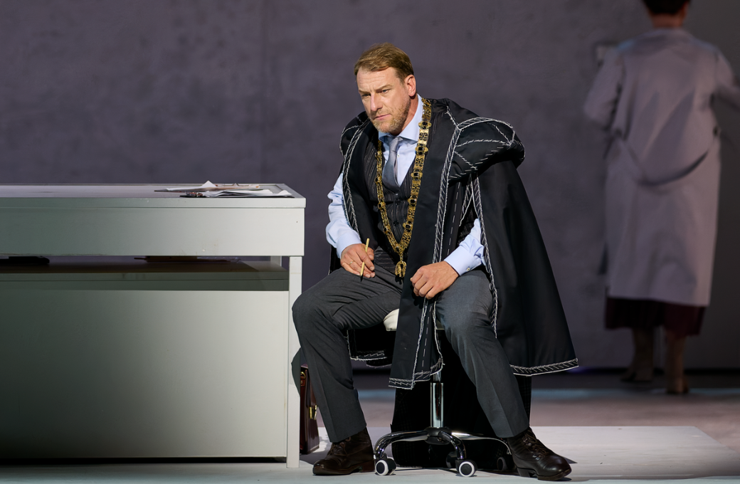 G&uuml;nther Groissb&ouml;ck (Philipp II.) &copy; Wiener Staatsoper | Marcel Urlaub
