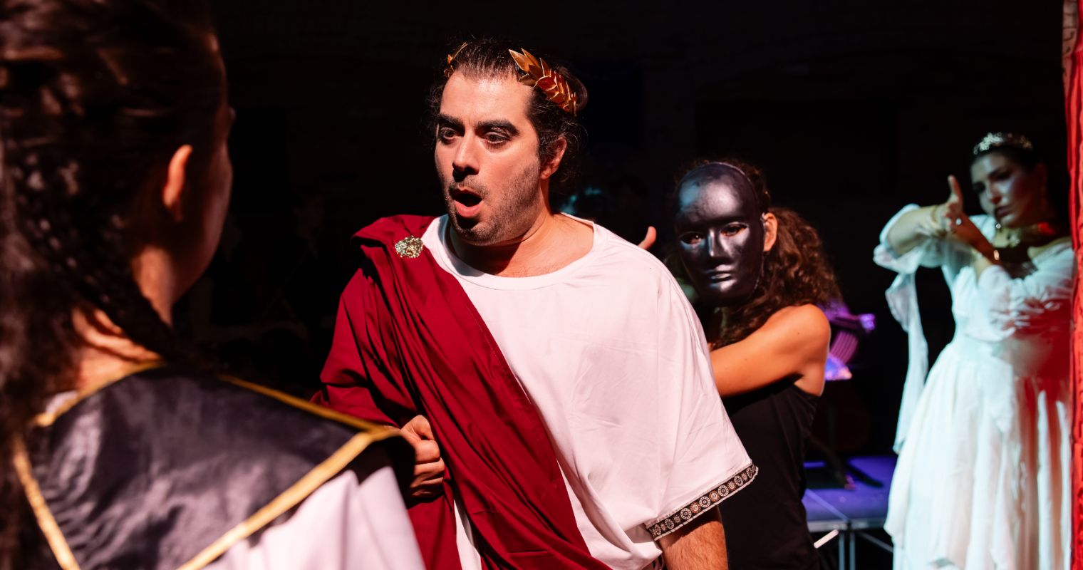 Et tu, Brute? A pocket-sized <i>Giulio Cesare</i> graces London’s East End © Julian Guidera