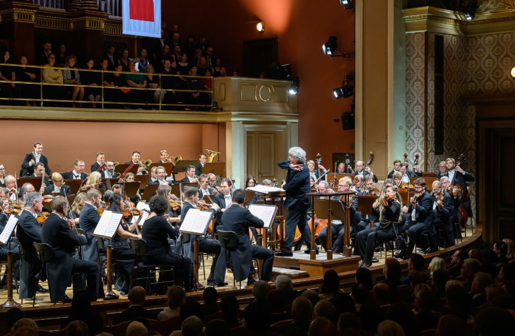 Semyon Bychkov conducts the Czech Philharmonic &copy; Petra Hajsk&aacute;