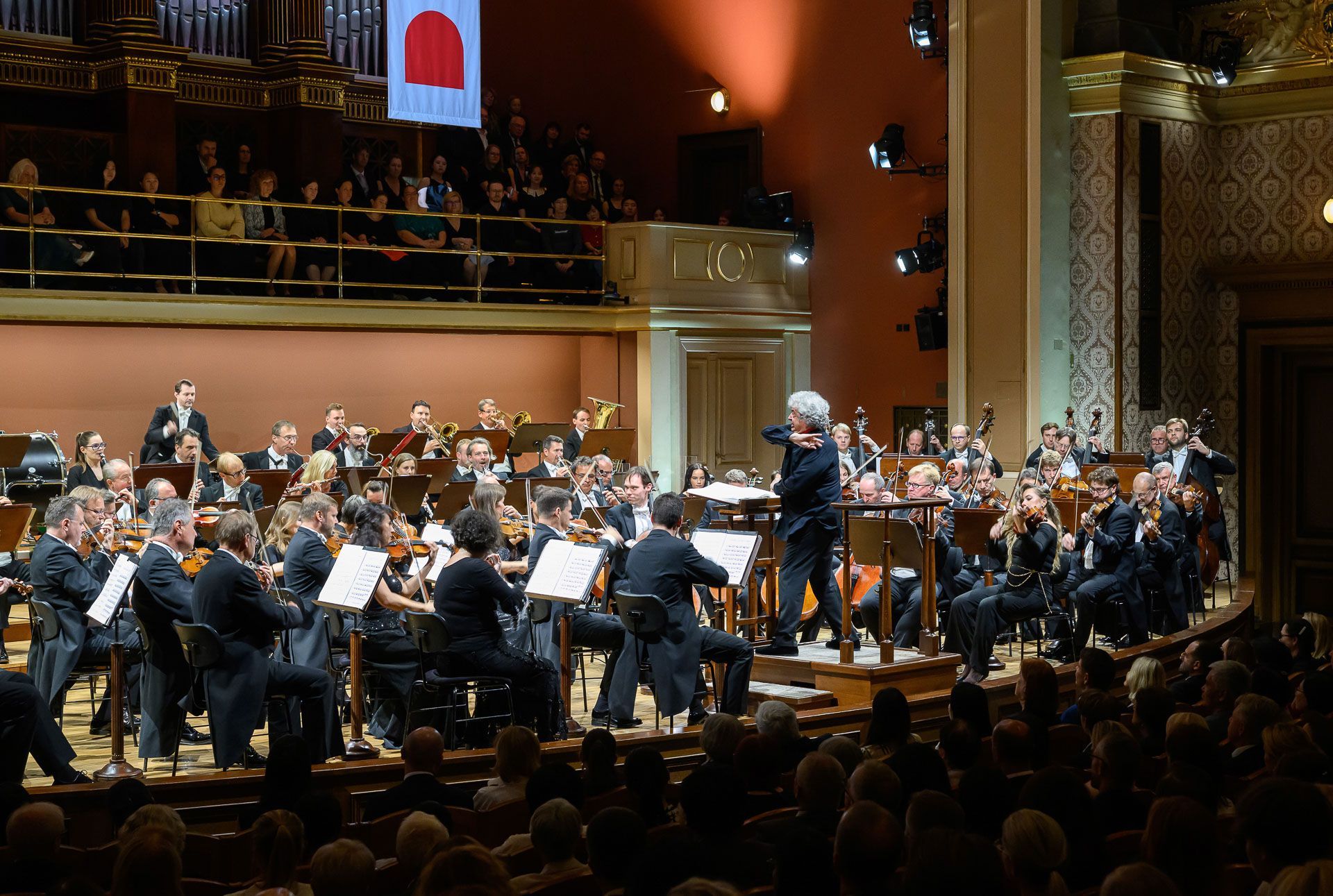 Semyon Bychkov conducts the Czech Philharmonic &copy; Petra Hajská