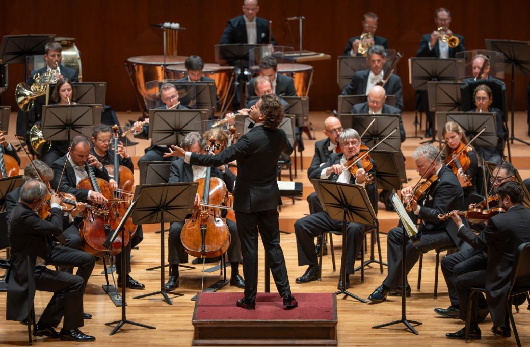 Gustavo Gimeno conducts the Luxembourg Philharmonic © Vincero | Won Hee Lee