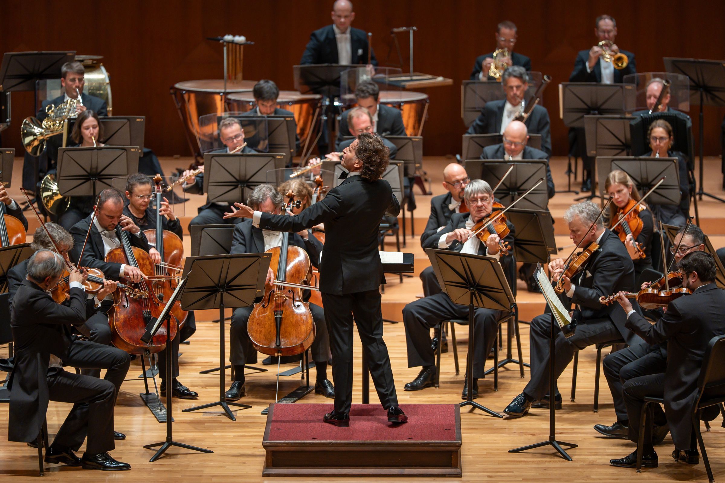 Gustavo Gimeno conducts the Luxembourg Philharmonic © Vincero | Won Hee Lee