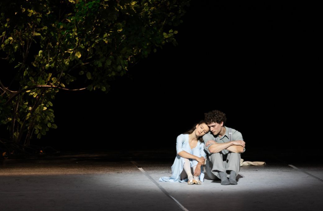 Charlotte Larzelere and Callum Linnane in John Neumeier&rsquo;s <i>A Cinderella Story</i> &copy; Kiran West