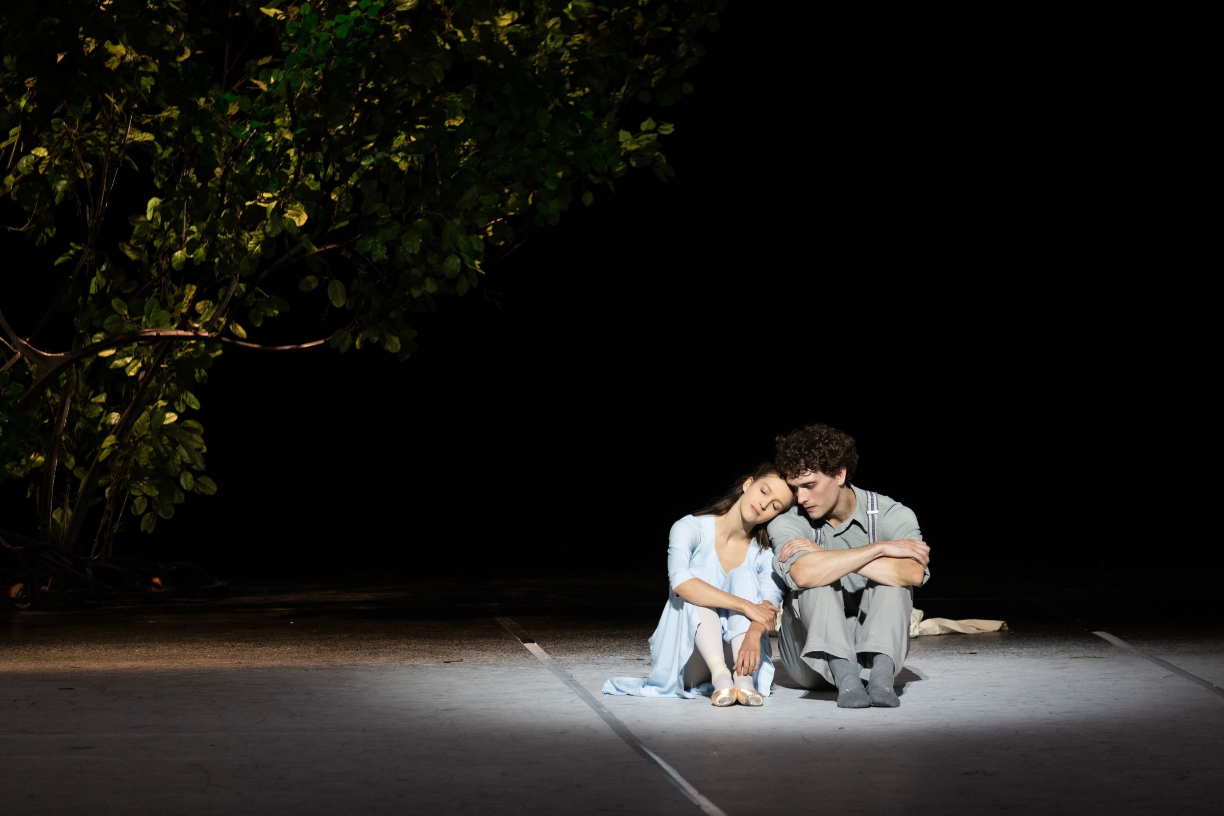 Charlotte Larzelere and Callum Linnane in John Neumeier’s <i>A Cinderella Story</i> &copy; Kiran West