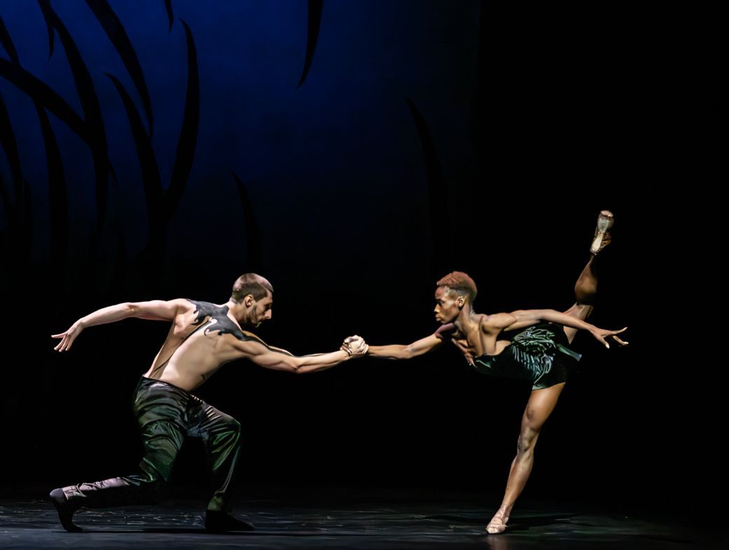 Lewis Formby and Rishnan Benjamin in Crystal Pite&rsquo;s <i>Emergence</i> &copy; Andy Ross