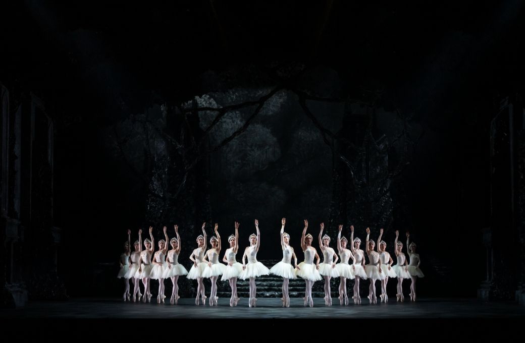 Birmingham Royal Ballet in Sir Peter Wright’s <i>Swan Lake</i> © Bill Cooper