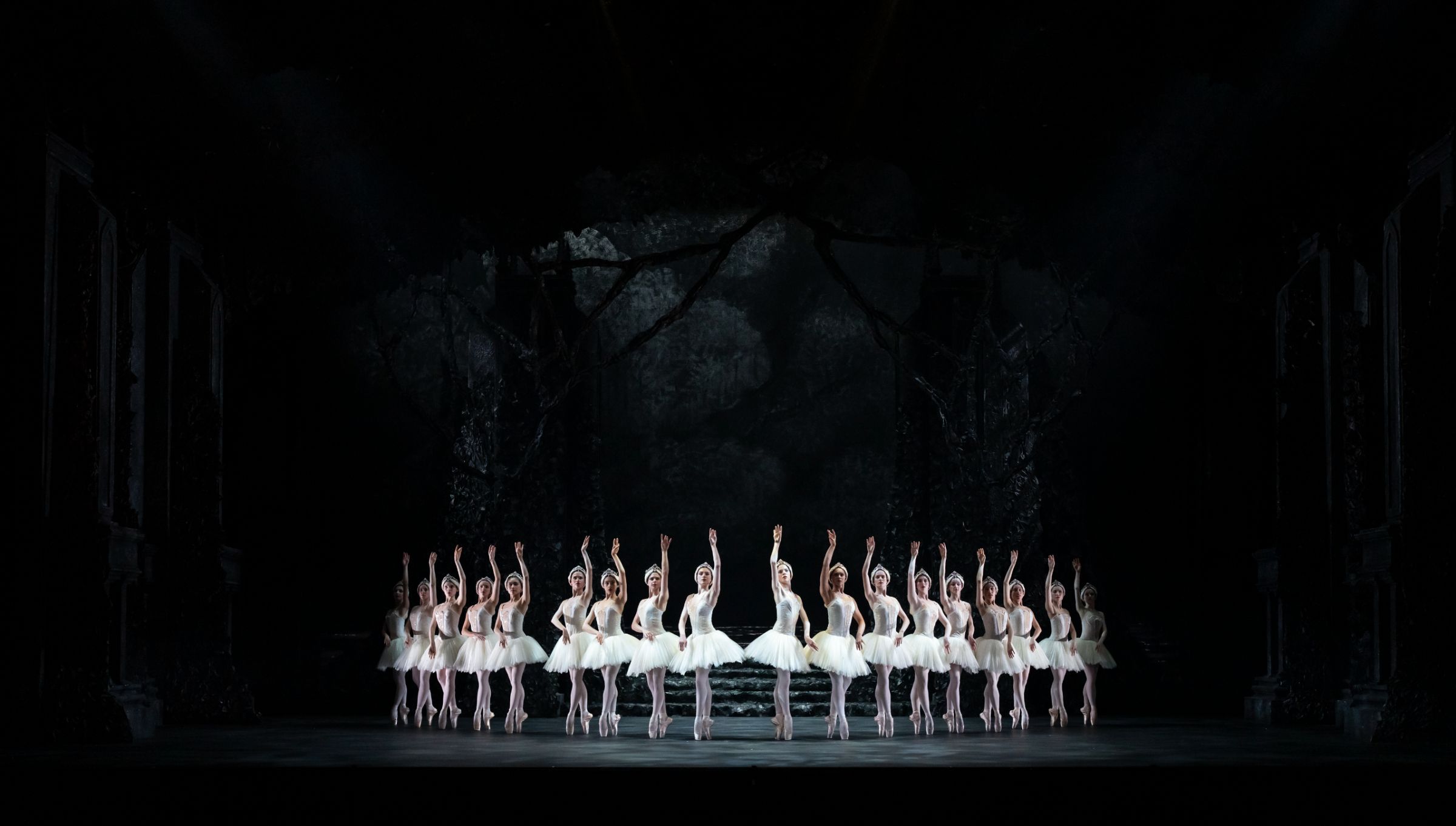Birmingham Royal Ballet in Sir Peter Wright’s <i>Swan Lake</i> © Bill Cooper