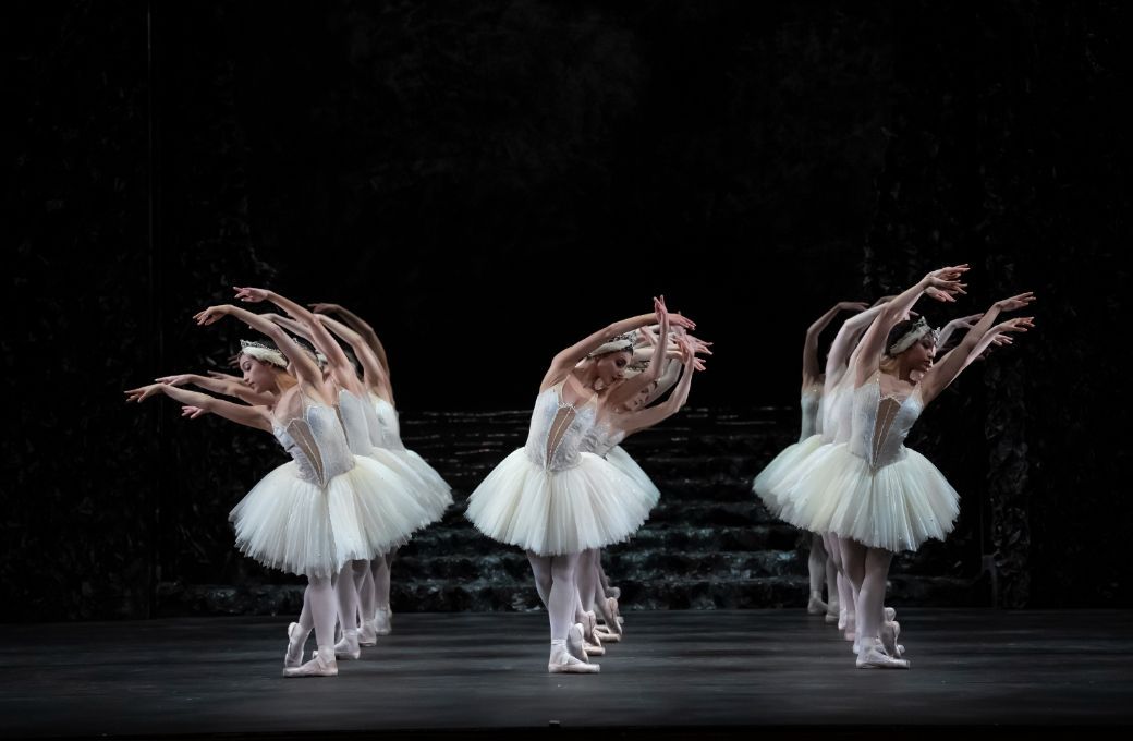 Birmingham Royal Ballet in Sir Peter Wright’s <i>Swan Lake</i> © Bill Cooper