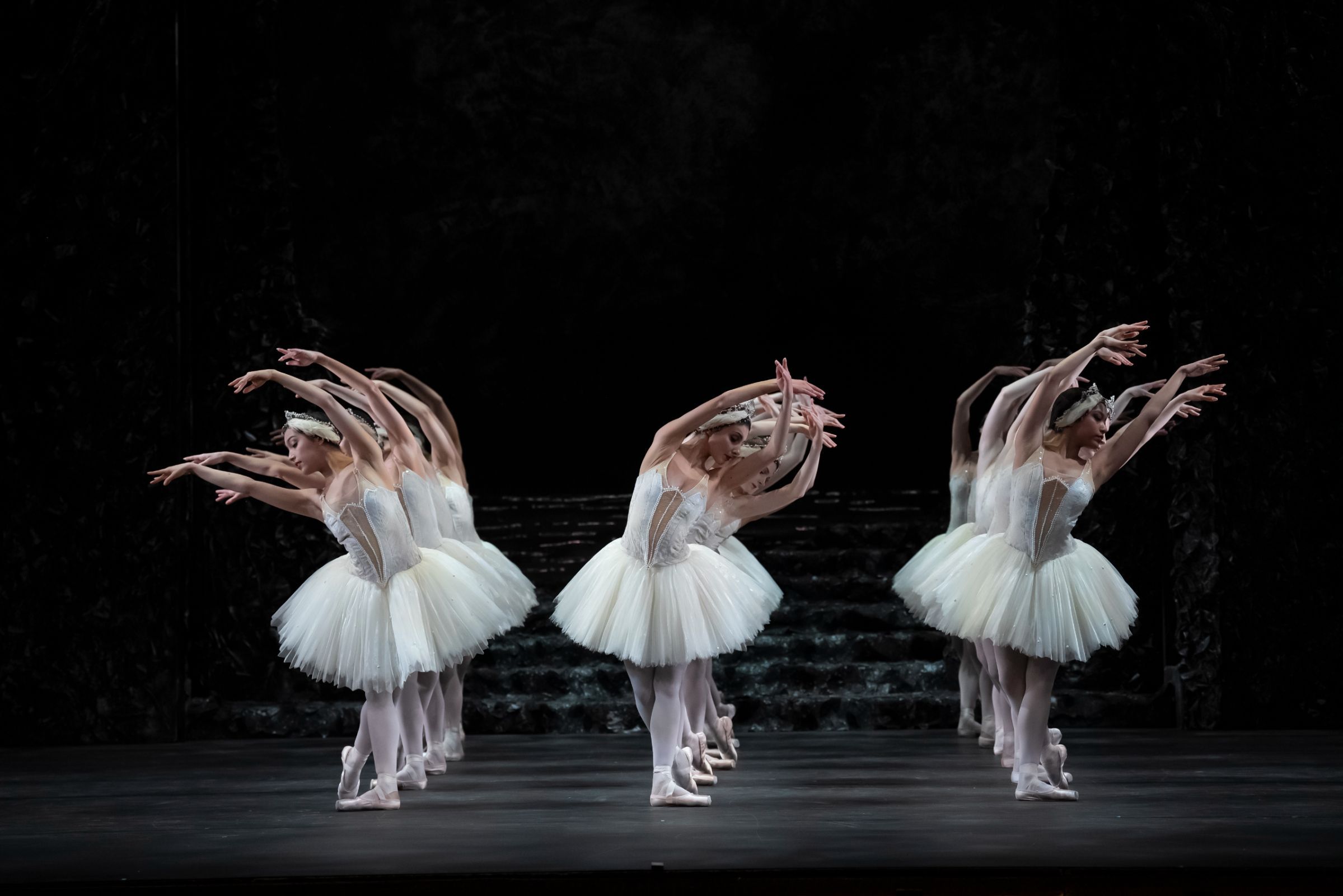 Birmingham Royal Ballet in Sir Peter Wright’s <i>Swan Lake</i> © Bill Cooper