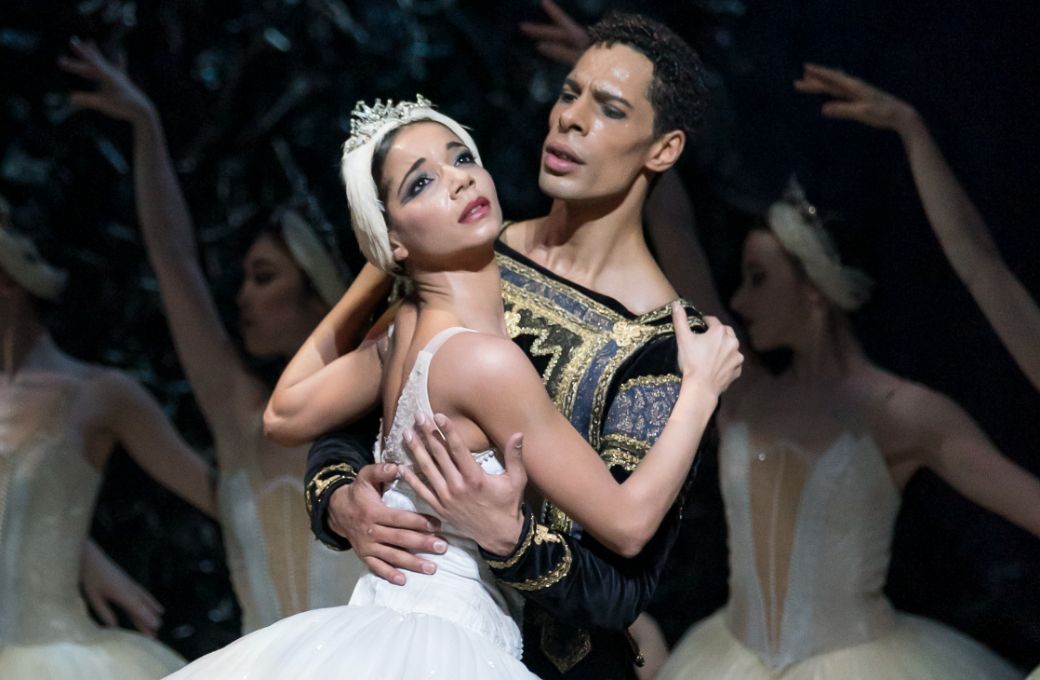 Céline Gittens as Odette and Tyrone Singleton as Siegfried in <i>Swan Lake</i> © Bill Cooper