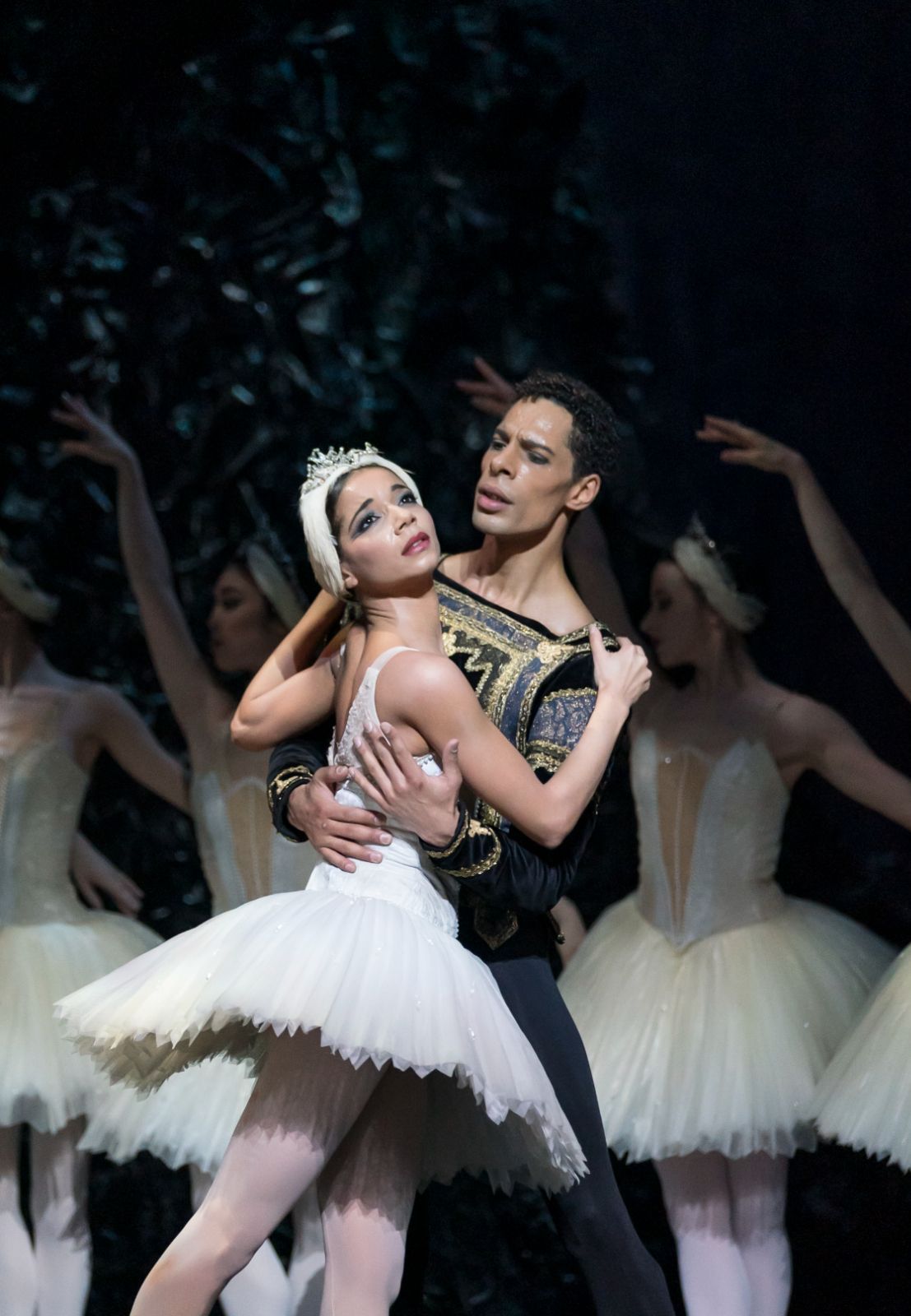 Céline Gittens as Odette and Tyrone Singleton as Siegfried in <i>Swan Lake</i> © Bill Cooper