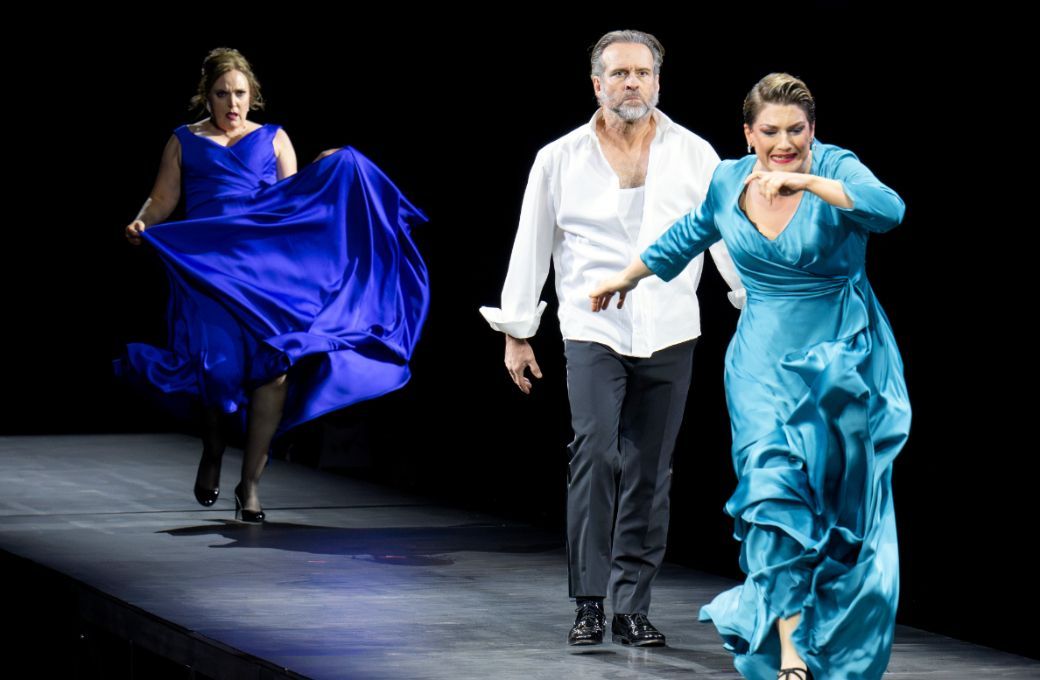 Nicole Chevalier (Regan), Scott Hendricks (Lear) and Rosie Aldridge (Goneril) &copy; Monika Rittershaus