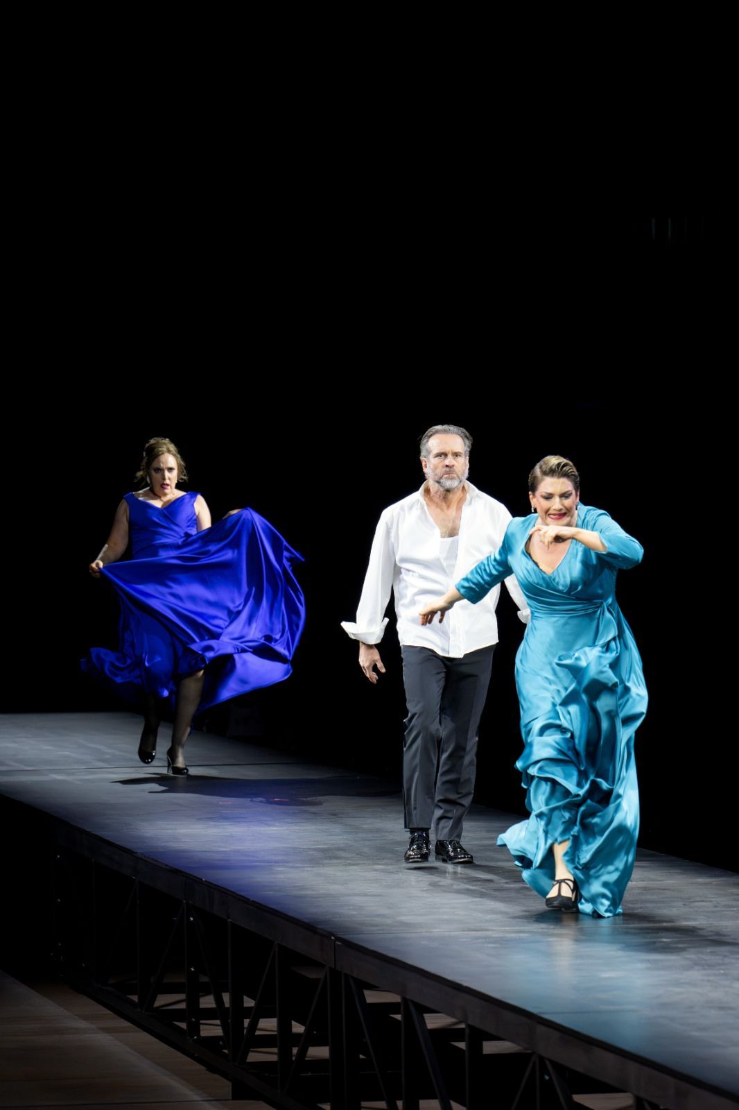 Nicole Chevalier (Regan), Scott Hendricks (Lear) and Rosie Aldridge (Goneril) &copy; Monika Rittershaus