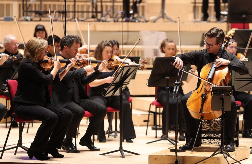 Guy Johnston and the Royal Liverpool Philharmonic Orchestra © Gareth Jones