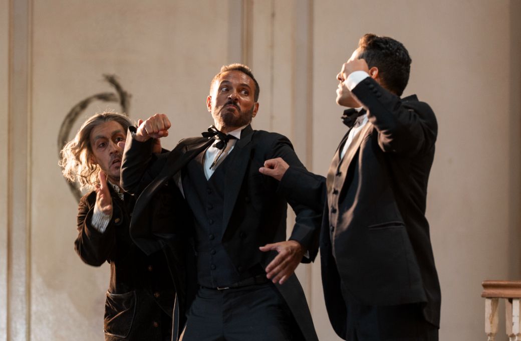 Erwin Schrott (Figaro) and Germ&aacute;n Olvera (Count Almaviva) &copy; Fabrizio Sansoni | Teatro dell'Opera di Roma