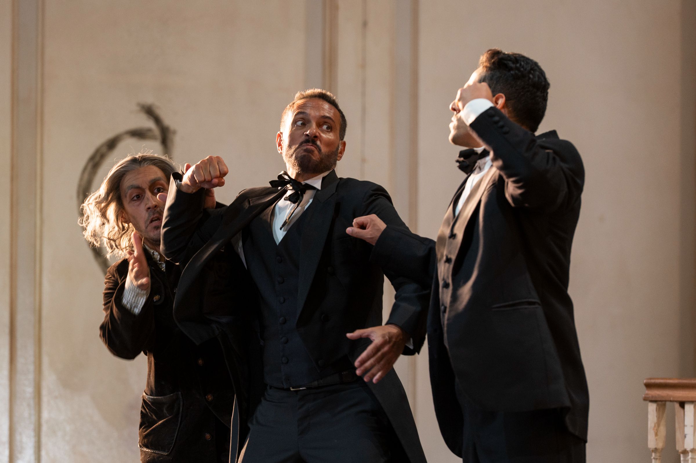 Erwin Schrott (Figaro) and Germán Olvera (Count Almaviva) &copy; Fabrizio Sansoni | Teatro dell'Opera di Roma
