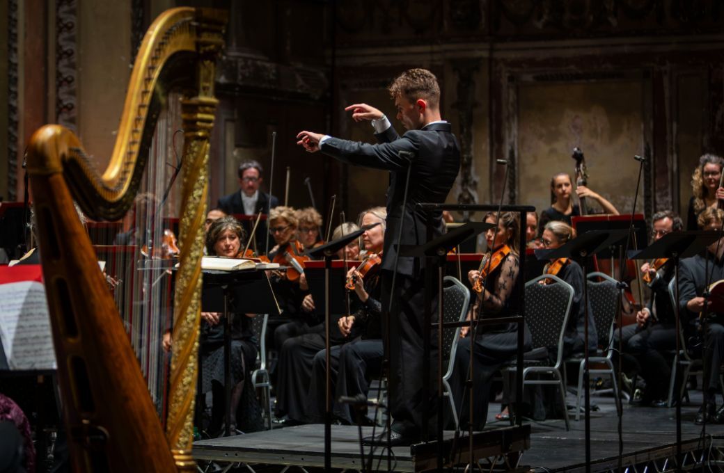 Jakob Lehmann conducts the Orchestre R&eacute;volutionnaire et Romantique &copy; Paul Marc Mitchell