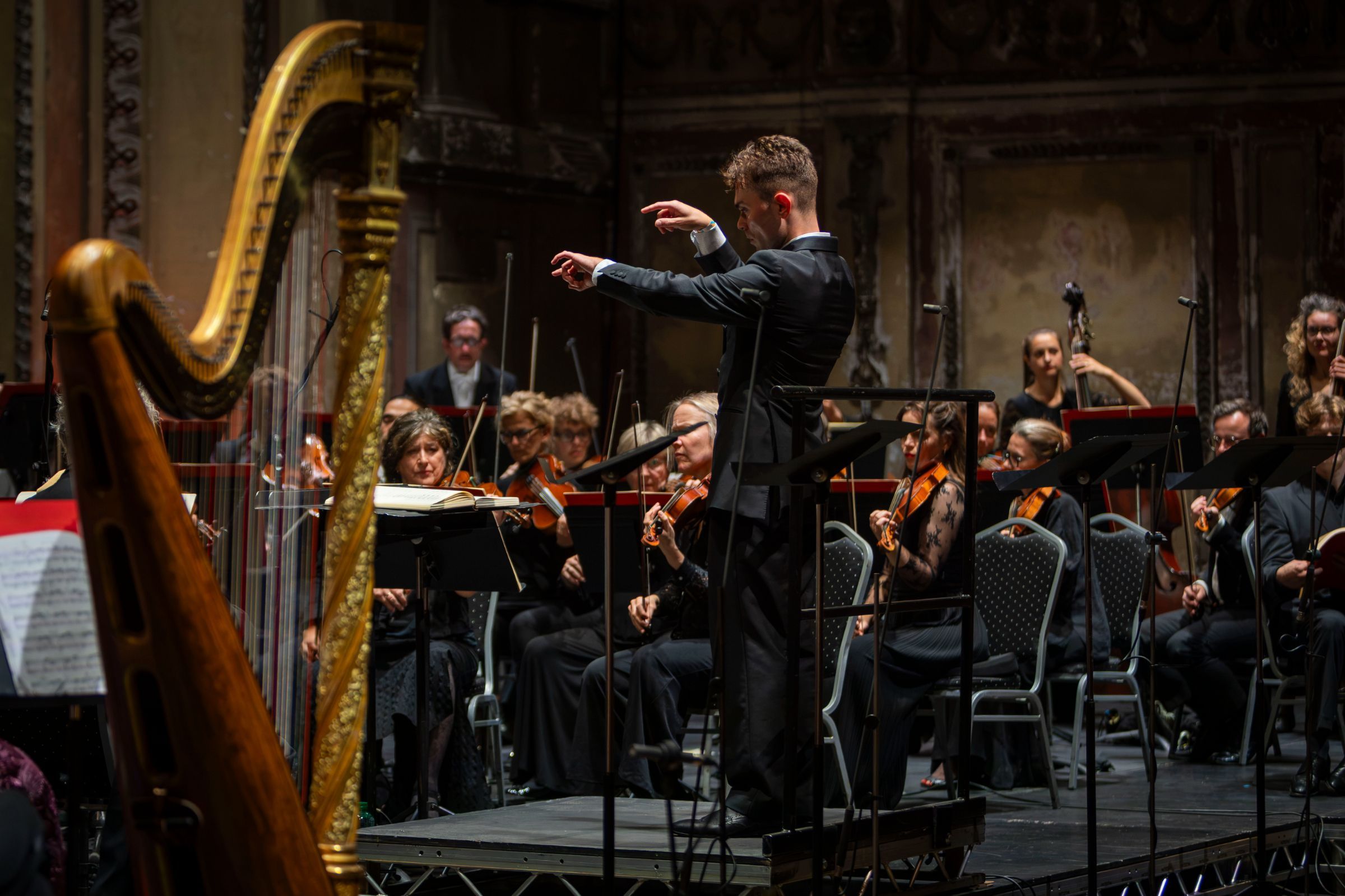 Jakob Lehmann conducts the Orchestre Révolutionnaire et Romantique &copy; Paul Marc Mitchell