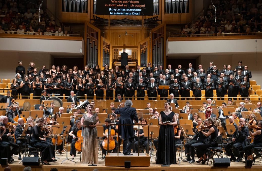Kent Nagano al frente de la Orquesta y Coro Nacionales, con Jane Archibald y Christina Bock &copy; Rafa Mart&iacute;n | OCNE