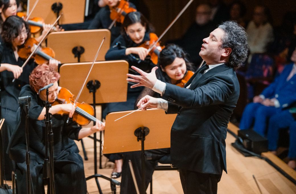 Gustavo Dudamel conducts the New York Philharmonic &copy; Brandon Patoc
