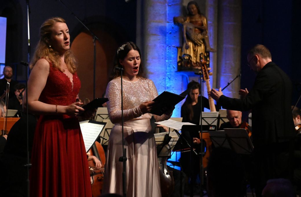 Alice Lackner und Anna Nesyba mit Edzard Burchards © Michael Rathmann