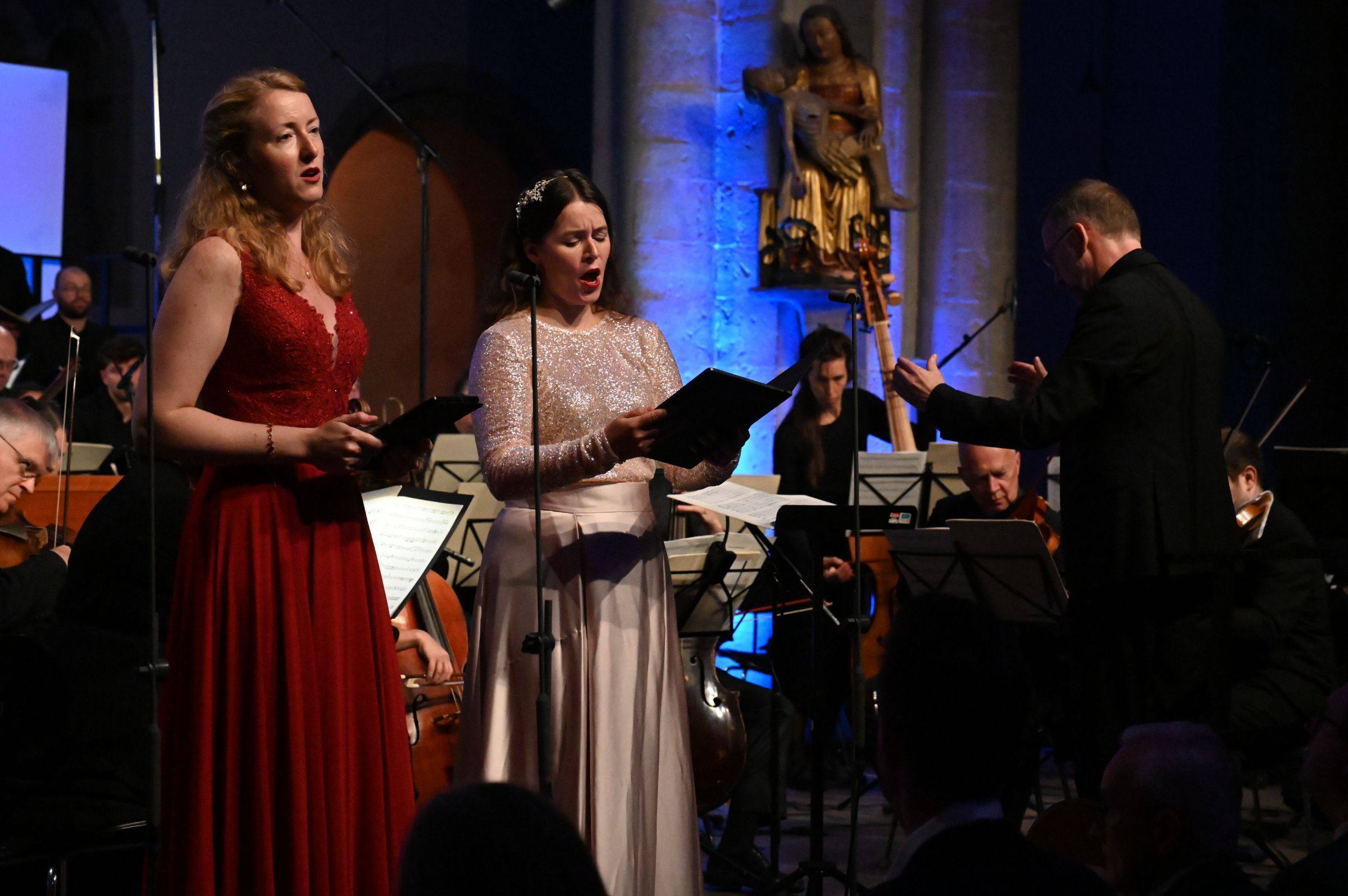 Alice Lackner und Anna Nesyba mit Edzard Burchards © Michael Rathmann