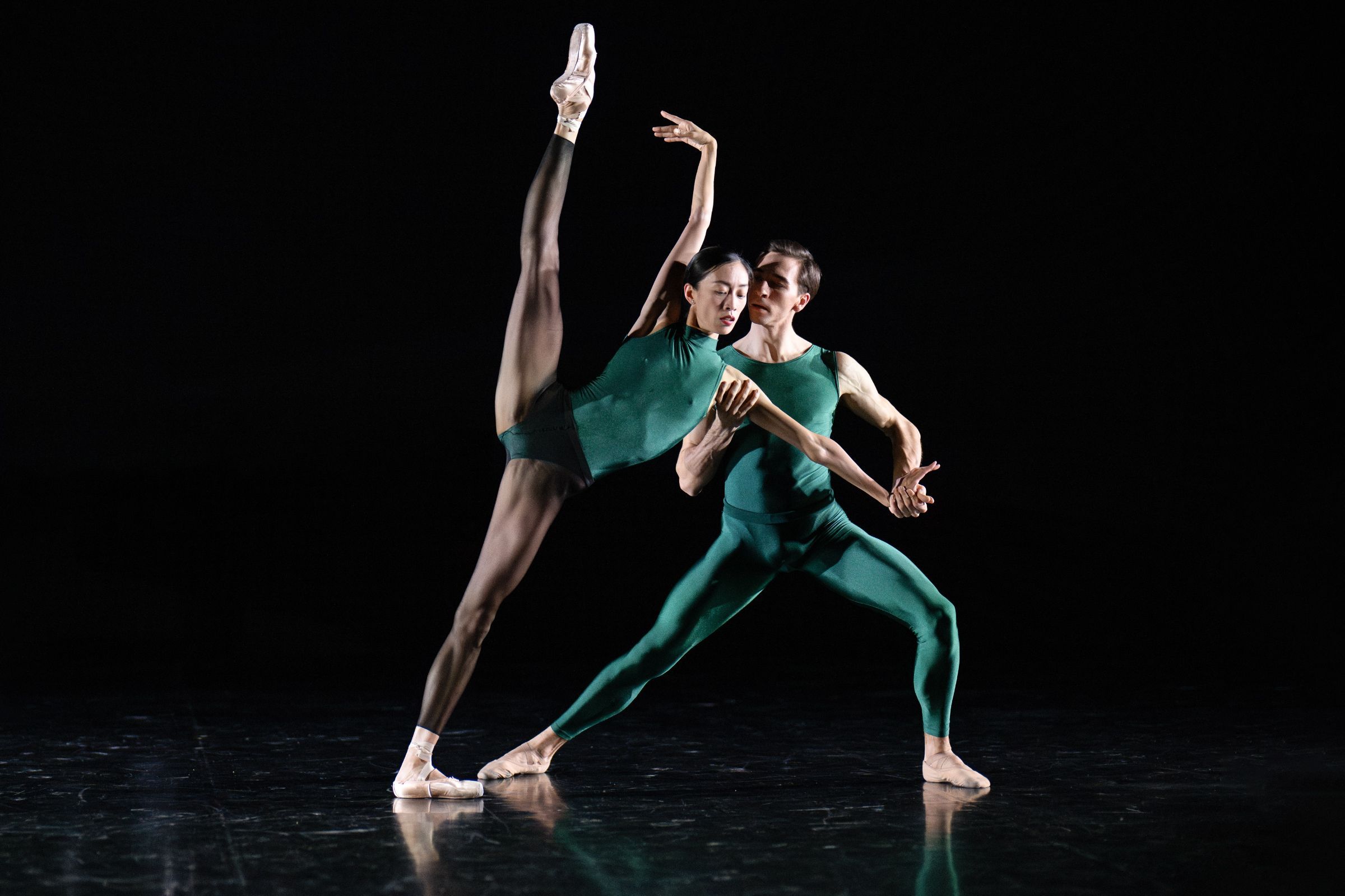 Ballet Nights 003, Sangeun Lee and Gareth Haw in Forsythe’s <i>In the middle, somewhat elevated</i> &copy; Deborah Jaffe