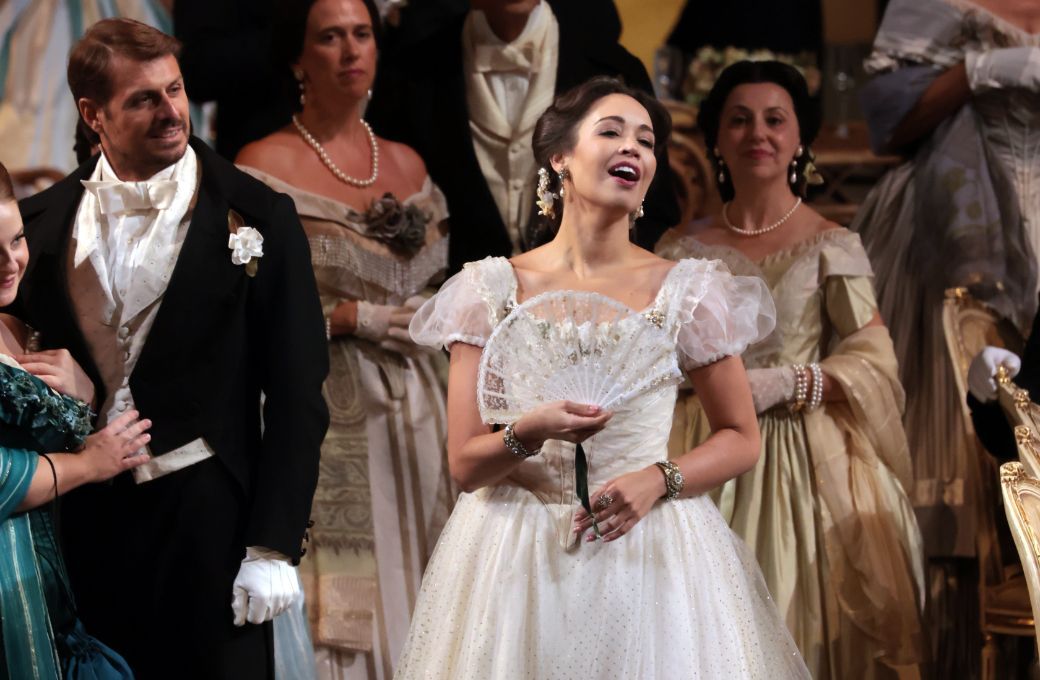 Nadine Sierra (Violetta) and ensemble © Brescia e Amisano | Teatro alla Scala