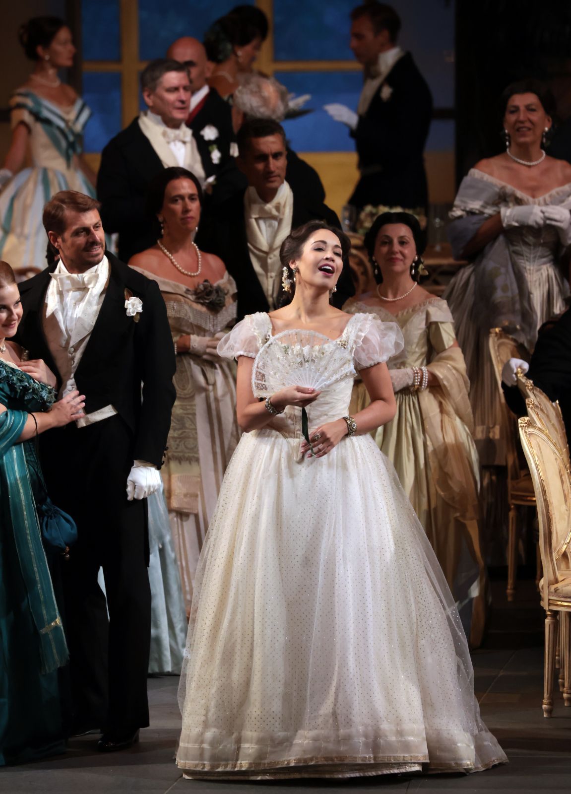 Nadine Sierra (Violetta) and ensemble © Brescia e Amisano | Teatro alla Scala