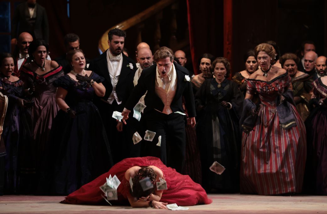 Piero Pretti (Alfredo), Nadine Sierra (Violetta) and ensemble © Brescia e Amisano | Teatro alla Scala