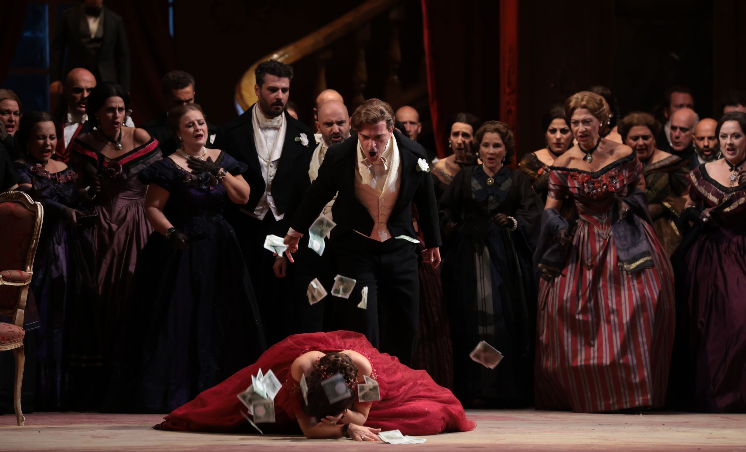 Piero Pretti (Alfredo), Nadine Sierra (Violetta) and ensemble © Brescia e Amisano | Teatro alla Scala