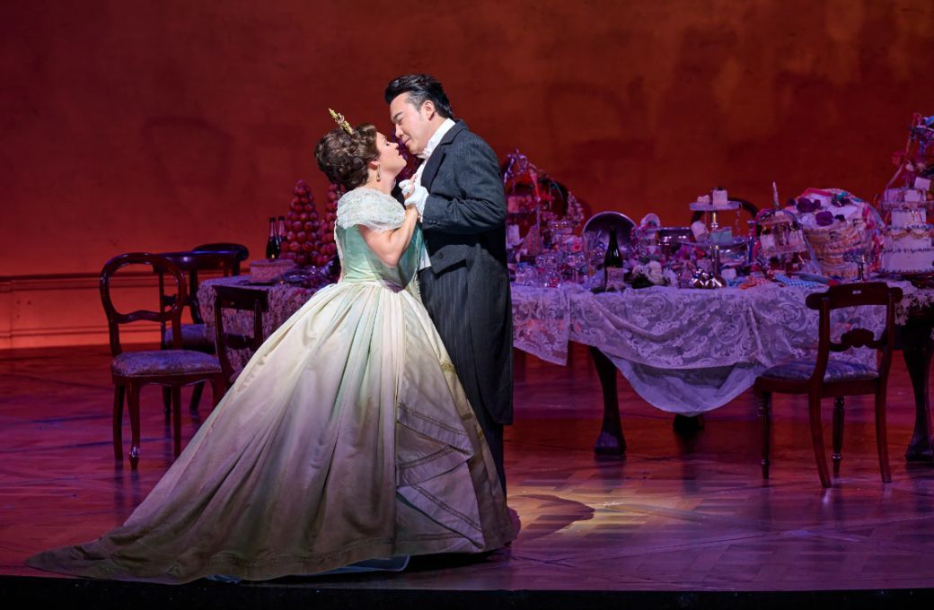 Kathryn Lewek (Violetta) and Long Long (Alfredo) © Michael Cooper