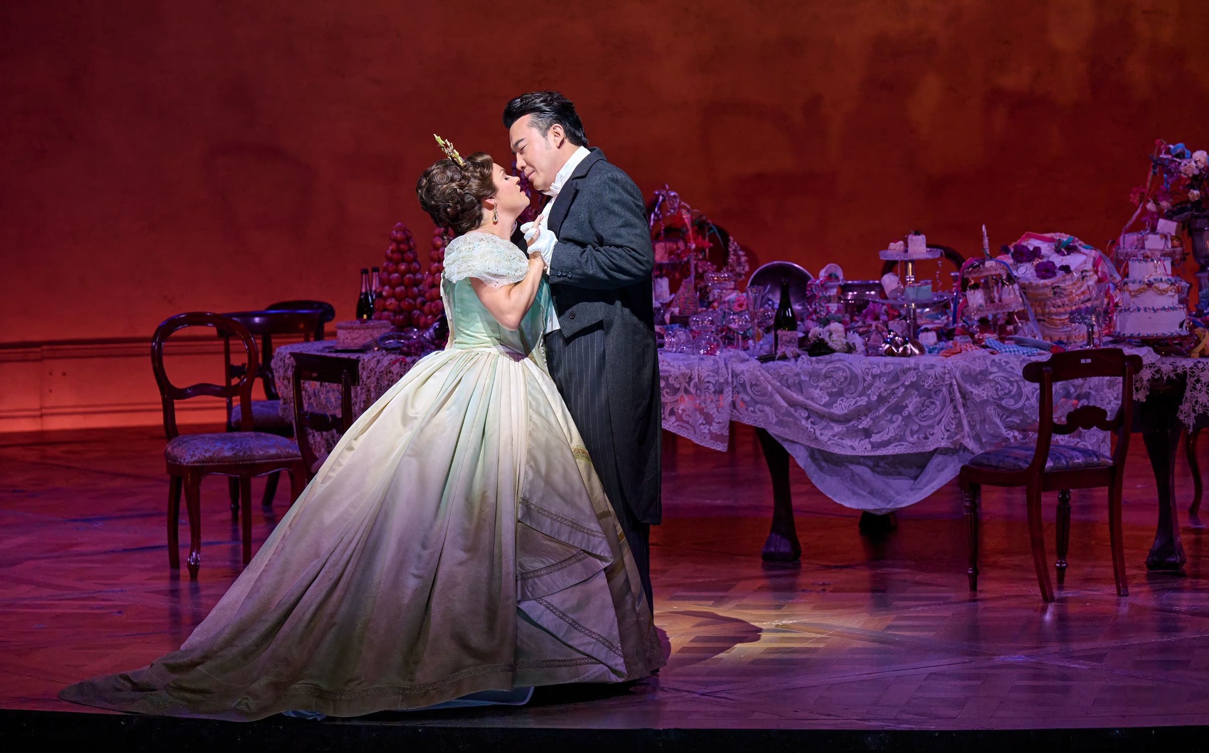 Kathryn Lewek (Violetta) and Long Long (Alfredo) © Michael Cooper