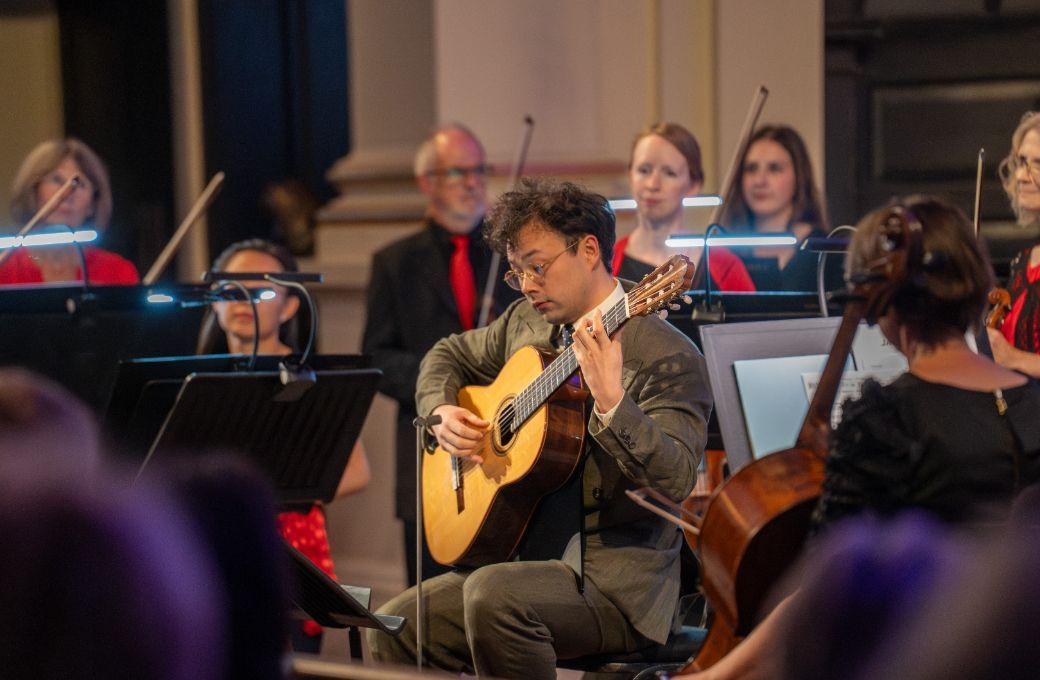 Sean Shibe and the London Mozart Players &copy; Charles Lewis