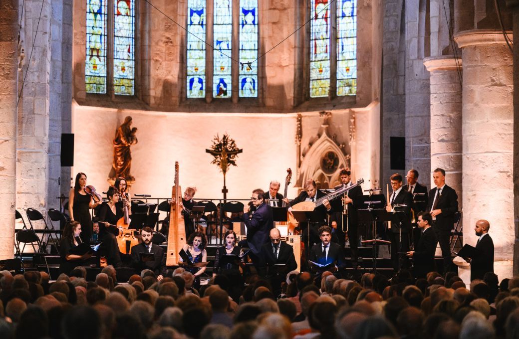 Leonardo Garc&iacute;a-Alarc&oacute;n dirige la Cappella Mediterranea au Festival d'Ambronay &copy; Paul Bourdrel