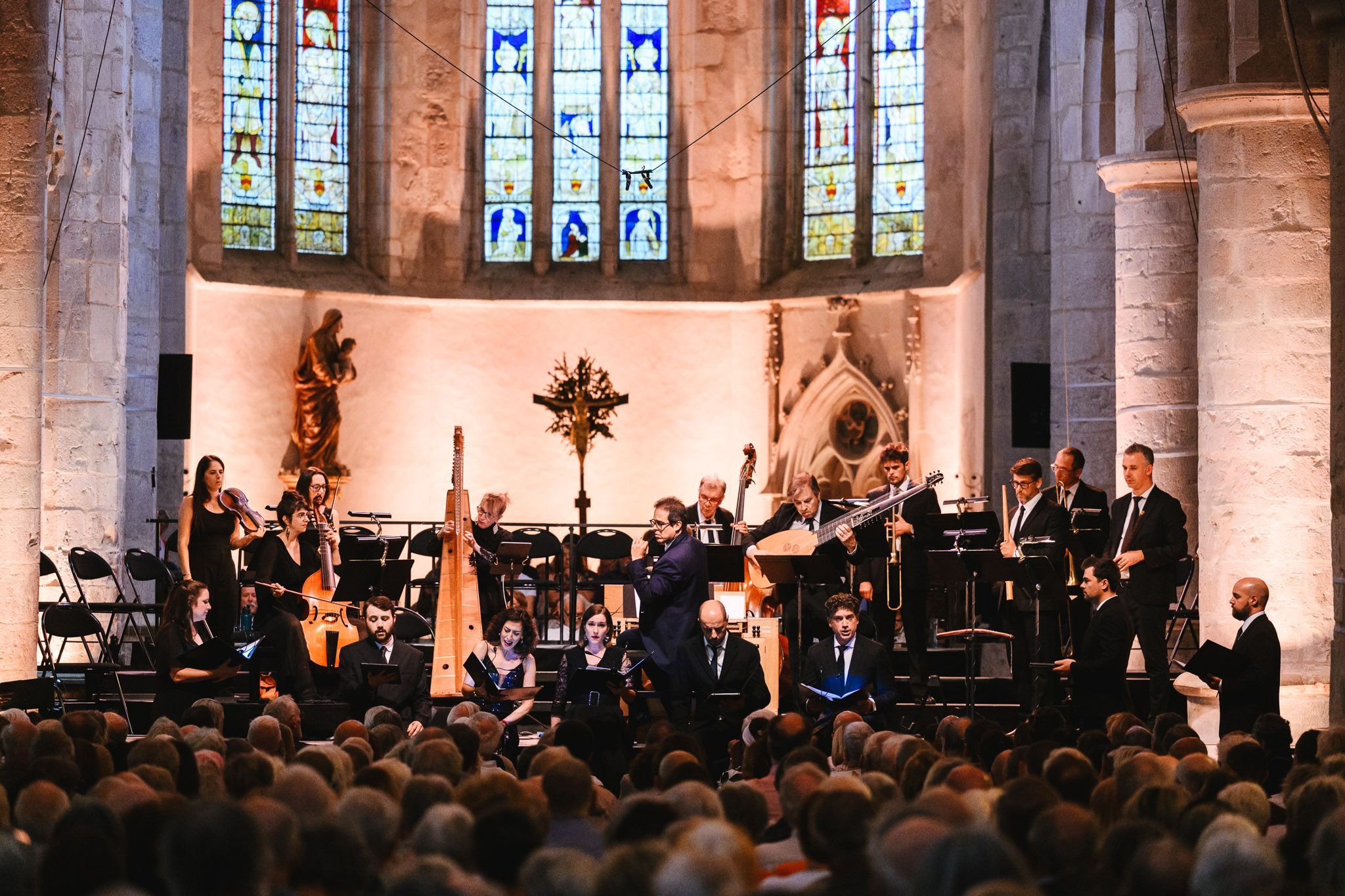 Leonardo García-Alarcón dirige la Cappella Mediterranea au Festival d'Ambronay &copy; Paul Bourdrel