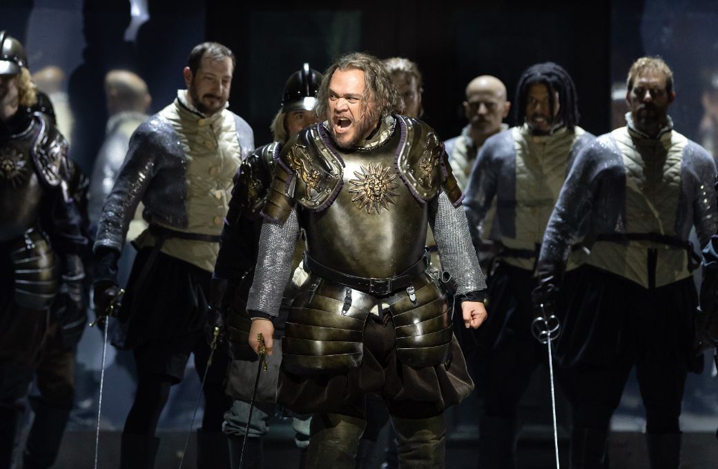 Quinn Kelsey (Macbeth) and chorus &copy; Marty Sohl | Met Opera