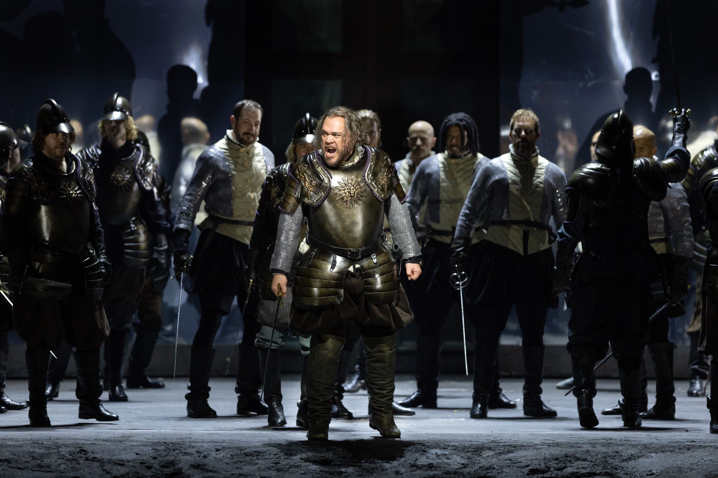 Quinn Kelsey (Macbeth) and chorus &copy; Marty Sohl | Met Opera