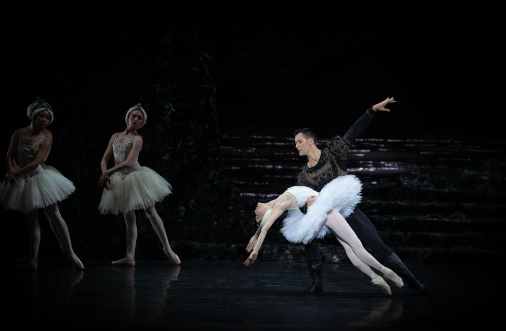 Mathias Dingman as Prince Siegfried and Momoko Hirata as Odette in <i>Swan Lake</i> &copy; Clive Booth