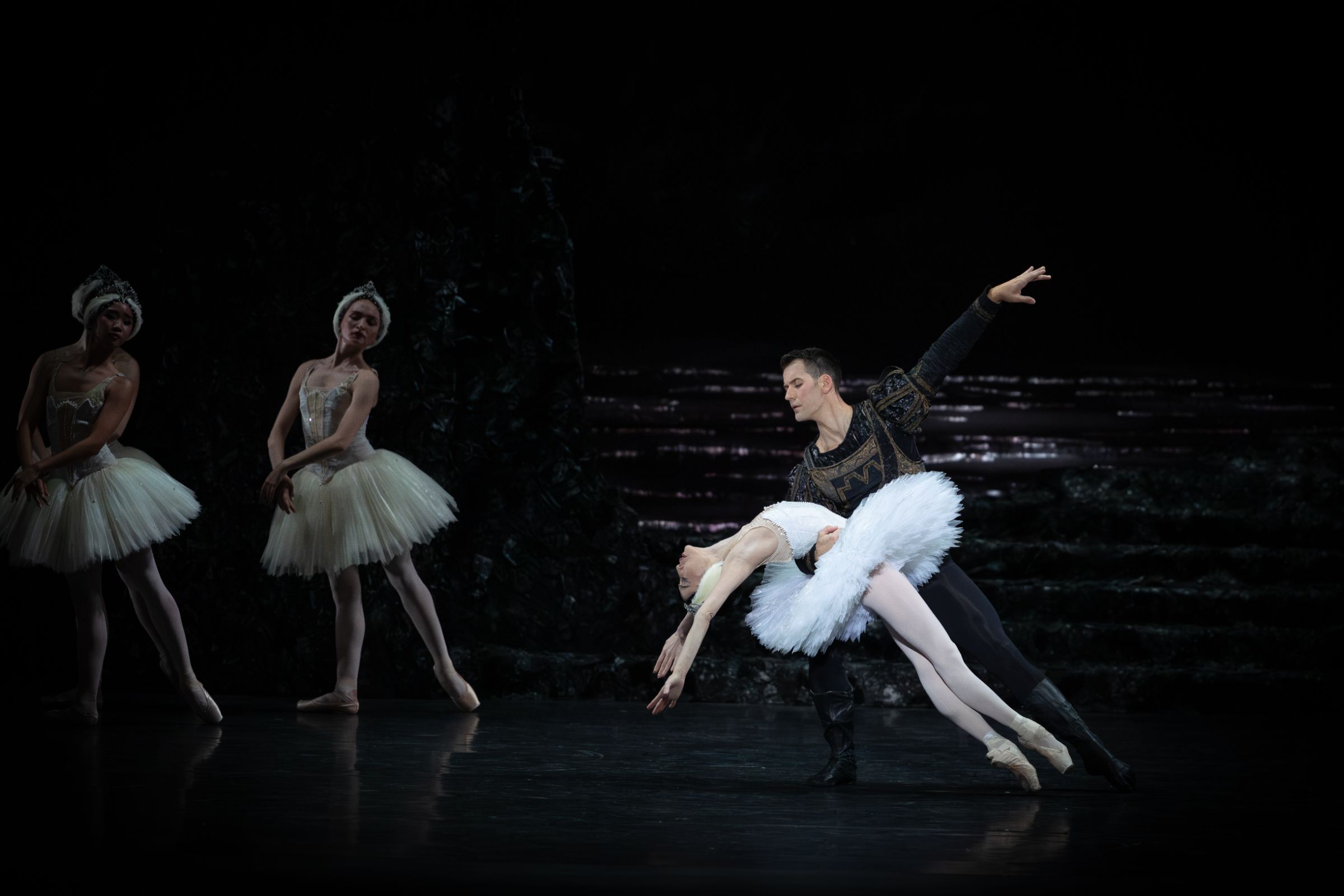 Mathias Dingman as Prince Siegfried and Momoko Hirata as Odette in <i>Swan Lake</i> &copy; Clive Booth