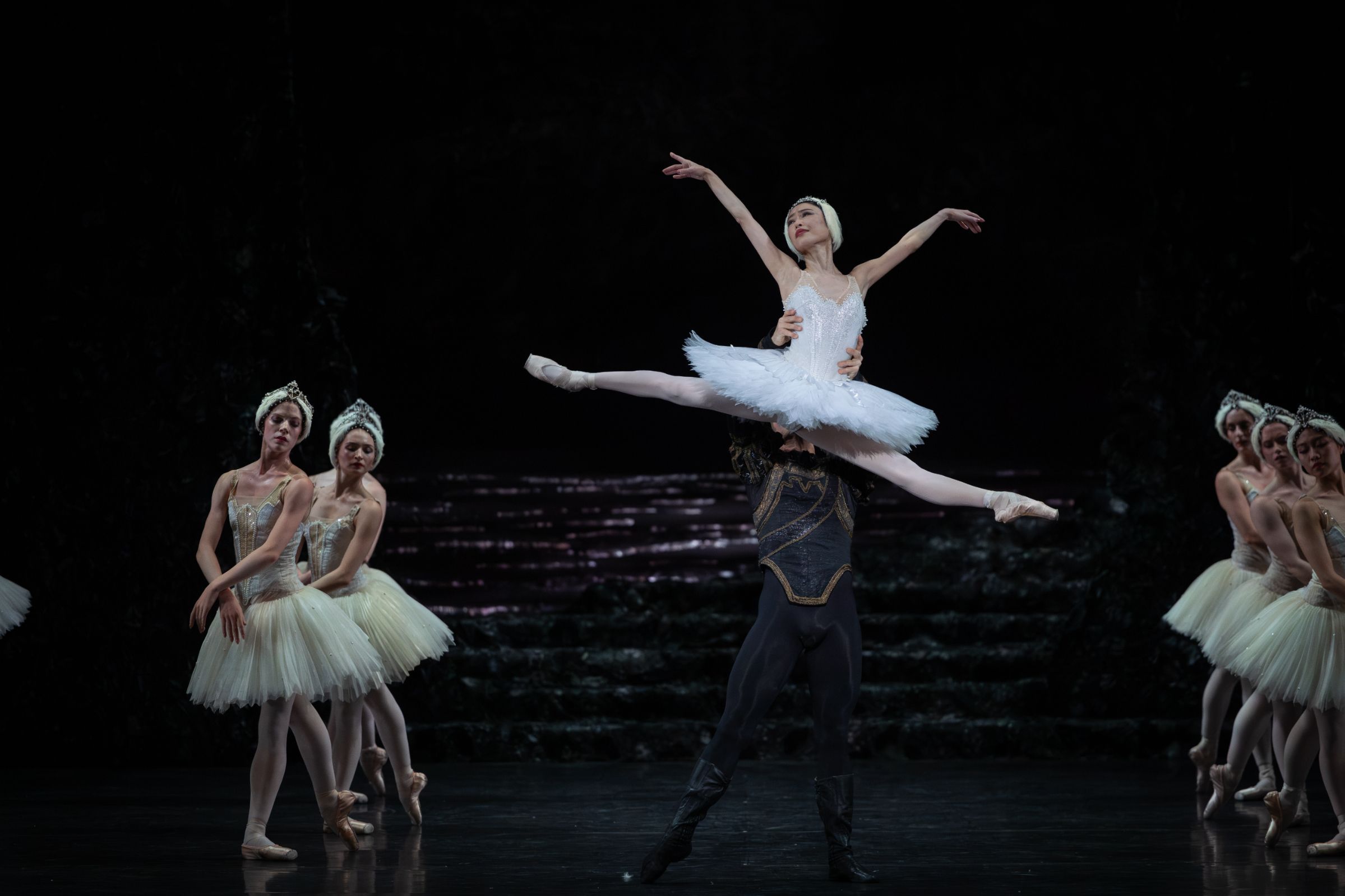 Mathias Dingman as Prince Siegfried and Momoko Hirata as Odette in <i>Swan Lake</i> &copy; Clive Booth